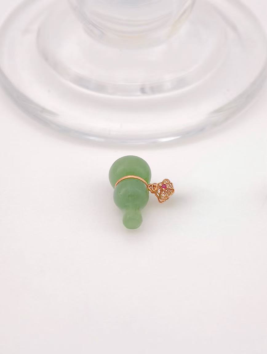 18K Gold Natural Jasper Gourd Pendant image