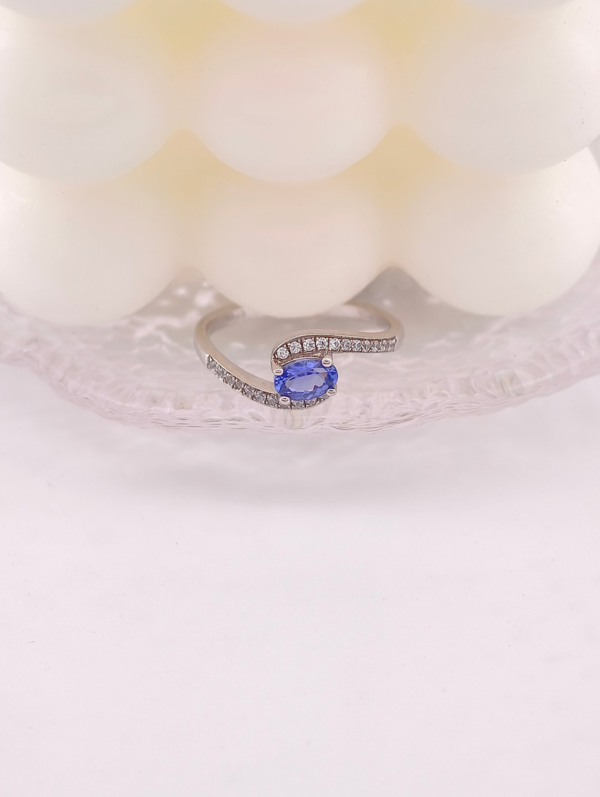 Natural Tanzanite Niche Design Ring